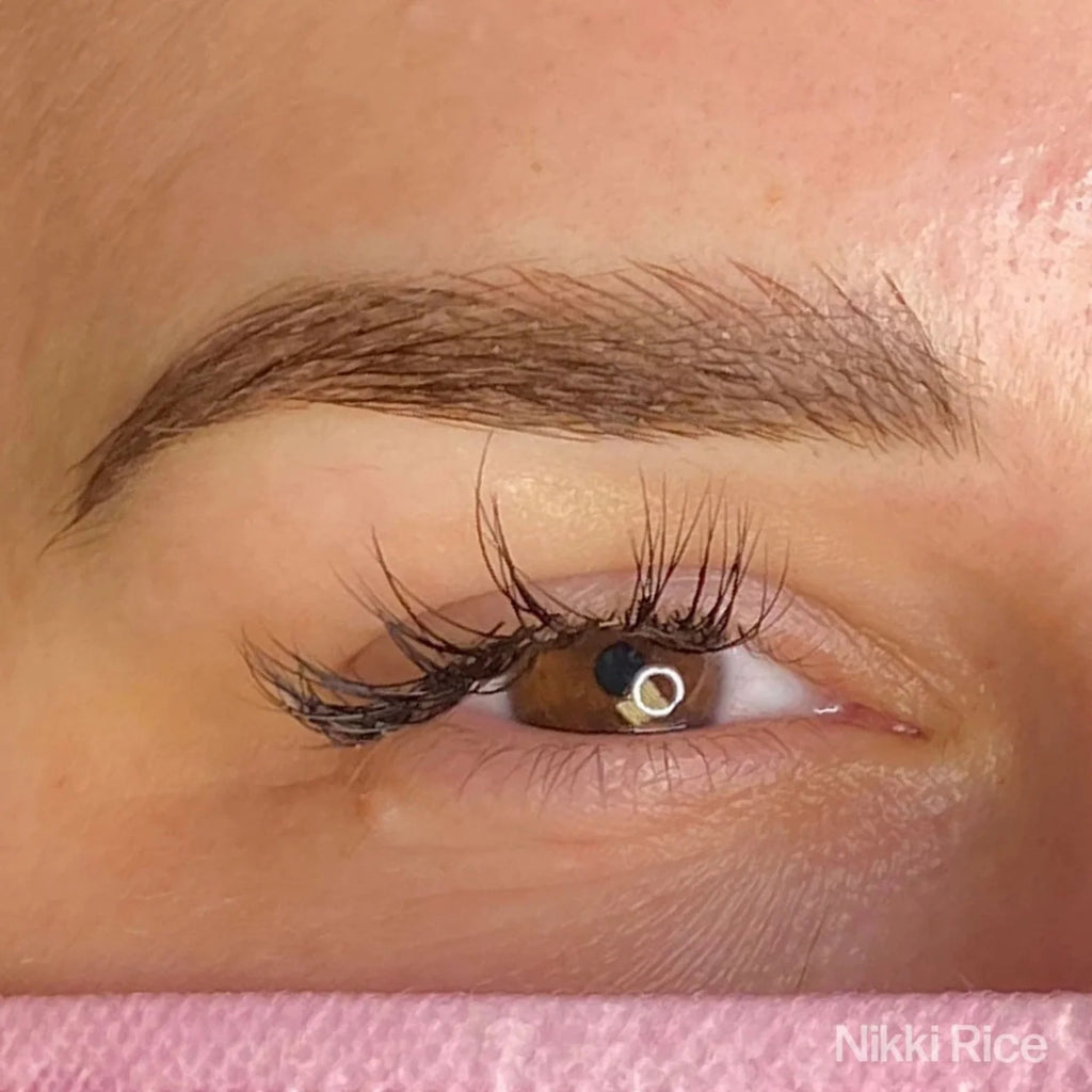 صبغة حواجب - Brunette 15مل تينا ديفيس آي لوف إنك | حبر وشم تجميلي دائم للحواجب لتقنية المايكروبليدنج وحواجب الأومبري وحواجب البودرة | صبغة احترافية بنية باردة